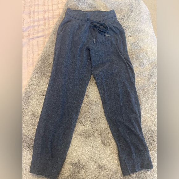 Size 2 lululemon Lounge Pant - Picture 1 of 4